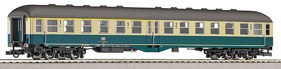 Passenger car 1st/2nd class<br /><a href='images/pictures/Roco/45798.jpg' target='_blank'>Full size image</a>
